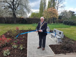 Councillor Dunlop opening the garden